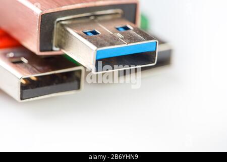 Vista dettagliata di un'unità flash USB nera con connettore blu argento. Foto su sfondo bianco con spazio per il testo. Foto Stock