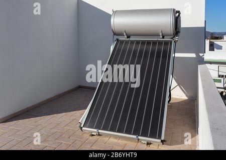 Riscaldamento alternativo dell'acqua con pannelli solari. Una forma pura di energia Foto Stock