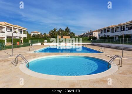Piscina in zona residenziale per i turisti Foto Stock