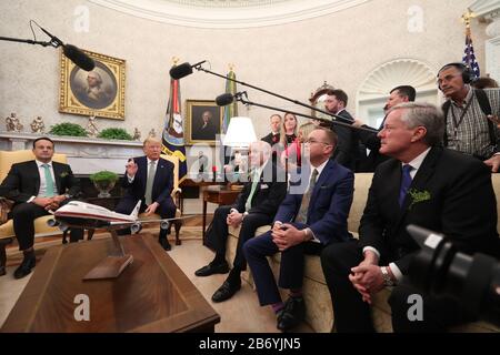 (Da sinistra a destra) Taoiseach Leo Varadkar, Presidente degli Stati Uniti Donald Trump, Edward Crawford, Ambasciatore degli Stati Uniti in Irlanda, Mick Mulvaney, Capo Di Stato Maggiore e Mark Meadows, Chi sarà il prossimo capo di stato maggiore della Casa Bianca, nell'Ufficio ovale della Casa Bianca di Washington DC durante la visita del Taoiseach negli Stati Uniti. Foto Stock