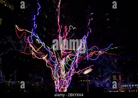 La mostra Neon Tree al Winter Lights 2020 al Canary Wharf di Londra, Regno Unito Foto Stock