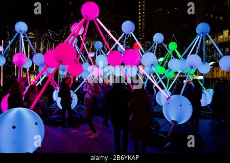 La mostra Affinity al Winter Lights 2020 al Canary Wharf di Londra, Regno Unito Foto Stock