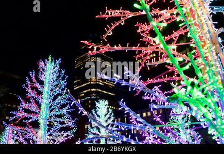 La mostra Sasha Trees al Winter Lights 2020 al Canary Wharf di Londra, Regno Unito Foto Stock