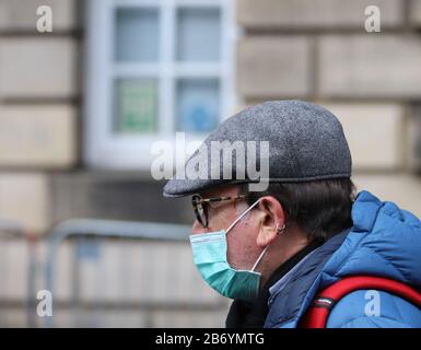 Edimburgo, Regno Unito. 12th Mar 2020.membri del pubblico indossando maschere facciali come protezione contro Coronavirus aka COVID-19 a Edimburgo oggi (credito: Michael driver | MI News) credito: Mi News & Sport /Alamy Live News Foto Stock