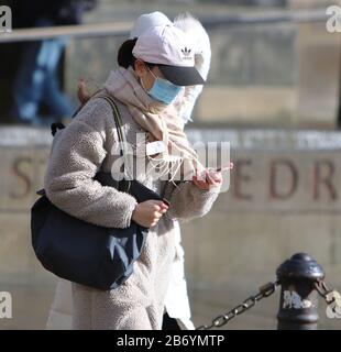 Edimburgo, Regno Unito. 12th Mar 2020.membri del pubblico indossando maschere facciali come protezione contro Coronavirus aka COVID-19 a Edimburgo oggi (credito: Michael driver | MI News) credito: Mi News & Sport /Alamy Live News Foto Stock