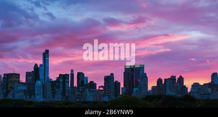Skyline visto su Central Park al tramonto, New York City, New York state, Stati Uniti d'America. Foto Stock