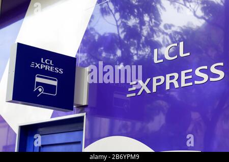 Arcachon , Aquitaine / Francia - 10 08 2019 : LCL express logo di segnaletica bancaria francese Foto Stock