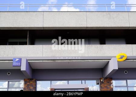 Bordeaux , Aquitaine / Francia - 10 15 2019 : logo del cartello della filiale francese la Poste e la Banque postale Foto Stock