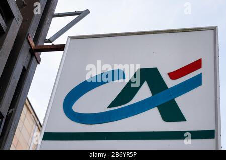 Bordeaux , Aquitaine / Francia - 12 28 2019 : credito agricole logo segno banca francese banca ufficio negozio Foto Stock