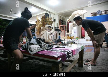 Prima della celebrazione del giorno di Nyepi del Capodanno Saka del 1942, i giovani indù al Tempio di Dharma Sidhi, CileDug, Tangerang stanno completando il processo di realizzazione di Ogoh-ogoh. Anche Se la marcia di Ogoh-ogoh è stata temporaneamente annullata per quest'anno. I giovani indù di pura Dharma Sidhi, CileDug, Tangerang continuano a completare il processo di realizzazione di ogoh-ogoh per l'evento Upakara Tawur Kesanga che si terrà a pura Eka Wira Anantha, Serang, Banten il 24 marzo 2020. Ciò è ancora in corso considerando il Banjar (Banjar, è una divisione delle zone amministrative nella provincia di Bali, Indonesia che prende ca Foto Stock