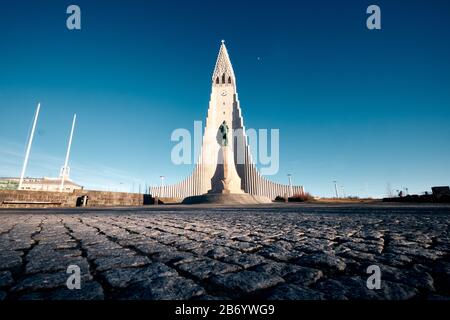 Il paesaggio della chiesa di Hallgrimskirkja in una giornata di sole, l'Islanda Foto Stock