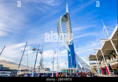 Emirates Spinnaker Tower, una torre panoramica sulla costa presso il centro commerciale Gunwharf Quays, Portsmouth Harbor, Hampshire, Inghilterra meridionale Foto Stock