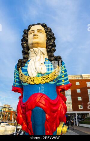 Figurehead colorato da HMS Marlborough al negozio Gunwharf Quays a Portsmouth Harbor, Hampshire, nel sud dell'Inghilterra, in una giornata di sole Foto Stock