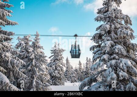 Sole sulla funivia coperta di neve durante l'inverno. Funivia per Snezka a Krkonose. Funivia a Krkonose. Foto Stock