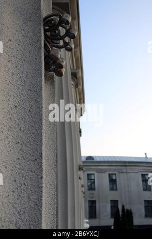 Grandi colonne di cemento di un vecchio edificio, sfondo Foto Stock