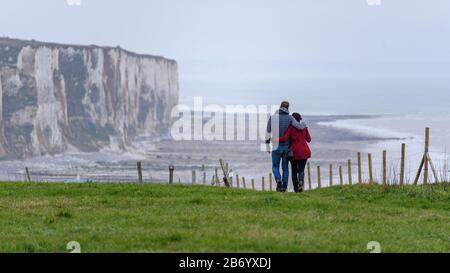 Coppia di amanti che passeggiano lungo le scogliere di gesso di Ault nel dipartimento della Somme a Hauts-de-France nel nord della Francia. Foto Stock