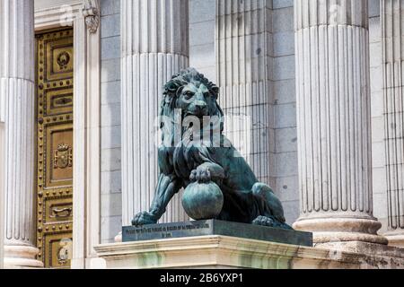 Madrid, SPAGNA - MAGGIO, 2018: Statua del Leone presso l'edificio Palacio de las Cortes a Madrid, sede del Congresso spagnolo dei deputati costruito da Narciso Pa Foto Stock