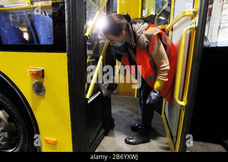 Kiev, Ucraina. 12th Mar, 2020. Il 12 marzo 2020 un dipendente del dipartimento filobus effettua il trattamento sanitario dei filobus come misure preventive contro la diffusione del coronavirus COVID-19 a Kiev, Ucraina. Il governo ucraino ha adottato una serie di decisioni per prevenire la diffusione del coronavirus del COVID-19. Dal 12 marzo 2020 l'Ucraina introduce la quarantena nelle istituzioni educative per tre settimane e proibisce anche qualsiasi evento di massa con la raccolta di più di 200 persone. Credito: Serg Glovny/Zuma Wire/Alamy Live News Foto Stock