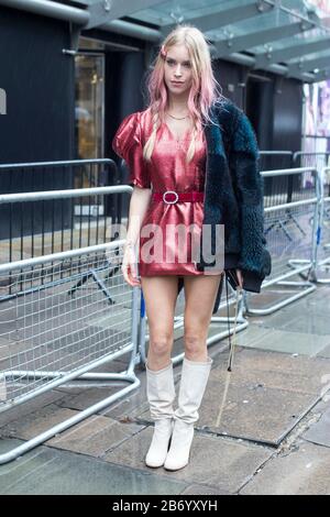 Londra, UK- febbrario 15 2020: Persone alla moda sulla strada . Stile di strada Foto Stock