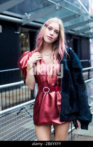 Londra, UK- febbrario 15 2020: Persone alla moda sulla strada . Stile di strada Foto Stock