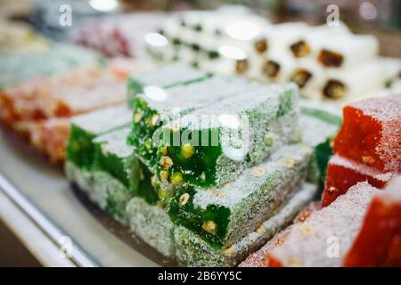 Dolci orientali, pasticceria al banco, Sherbet, Dzhezerye, halva, baklava delizia turca. Istanbul capitale della Turchia Foto Stock