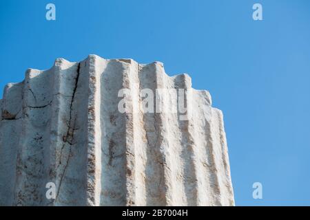 Elemento della colonna contro il cielo blu dell'antichità antica. Hierapolis A Pamukkale, Turchia. Città antica in rovina in Europa. Foto Stock