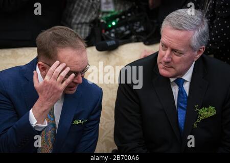 Washington, Stati Uniti. 12th Mar, 2020. Mick Mulvaney, ex capo del personale della Casa Bianca in carica, parla con Mark Meadows, Incoming White House, capo del personale, come il presidente degli Stati Uniti Donald Trump, non raffigurato, parla durante un incontro con Leo Varadkar, primo ministro irlandese, nell'Ufficio ovale della Casa Bianca di Washington, DC il giovedì, 12 Marzo 2020. Foto di al Drago/UPI Credit: UPI/Alamy Live News Foto Stock