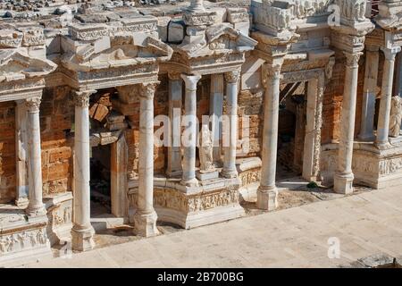 Elementi del vecchio anfiteatro, Hierapolis a Pamukkale, Turchia. Città antica in rovina in Europa. Turchia Foto Stock