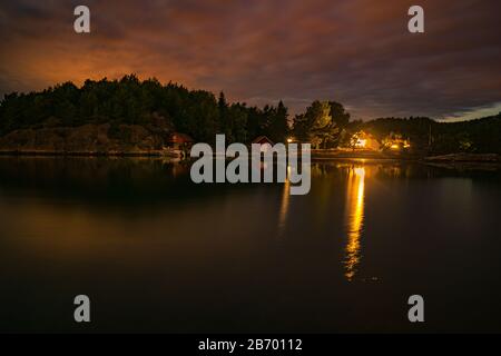 Vista su un lago nel sud della Norvegia a un meraviglioso tramonto Foto Stock