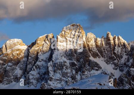 La Valgrande, le vette del Bureloni.Le Dolomiti del Trentino in stagione invernale al tramonto. Il gruppo delle pale di San Martino. Alpi Italiane. Foto Stock