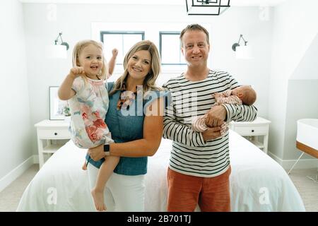 Ritratto di famiglia di mamma, papà, figlia di bambino e neonato Foto Stock