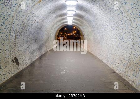 Un tunnel sotto il ponte delle catene di Budapest vicino al danubio Foto Stock