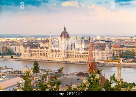 Il Palazzo del Parlamento e il danubio visto dal bastione del pescatore Foto Stock