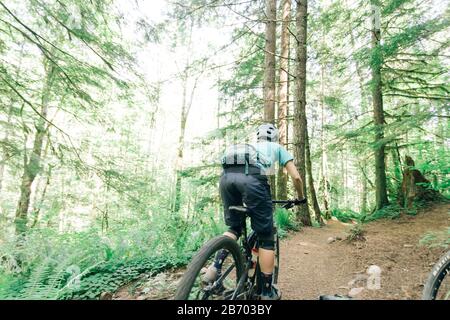 Una motociclista femminile corre su un sentiero vicino a Sandy, Oregon. Foto Stock