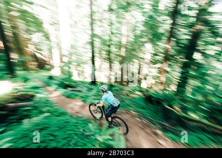 Una motociclista femminile corre su un sentiero vicino a Sandy, Oregon. Foto Stock