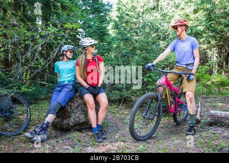 Tre amiche in mountain bike su un sentiero al Monte Hood, Oregon. Foto Stock