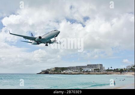 Saint MARTIN, ANTILLE OLANDESI - 8 FEB 2020 - un aereo di United Airlines (UA) che atterra sull'acqua alla spiaggia di Maho alla Principessa Juliana International Foto Stock