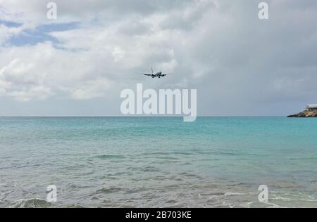 Saint MARTIN, ANTILLE OLANDESI - 8 FEB 2020 - un aereo di United Airlines (UA) che atterra sull'acqua alla spiaggia di Maho alla Principessa Juliana International Foto Stock