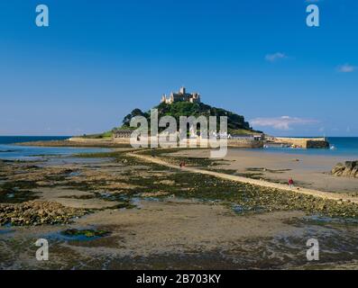 Monte di San Michele da Marazio la mattina presto lungo la strada sopraelevata con bassa marea. Foto Stock