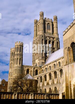 Ely Cattedrale. Guardando verso l'alto la torre ovest, torrette a sud di West Front, tetto della Cappella di Santa Caterina e navata dall'esterno del Transetto sud. Foto Stock