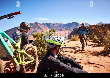 Mountain bike su tutto il sentiero enchilada a Moab, Utah. Foto Stock