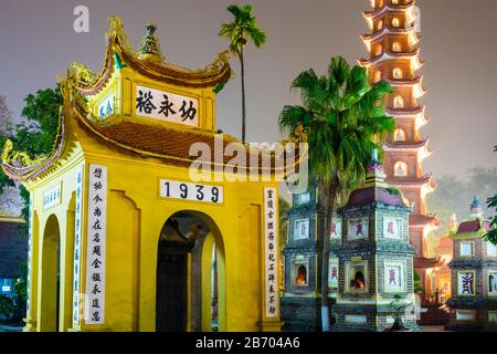 Tran Quoc Pagoda (Chua Tran Quoc) di notte, Tay Ho District, Hanoi, Vietnam Foto Stock