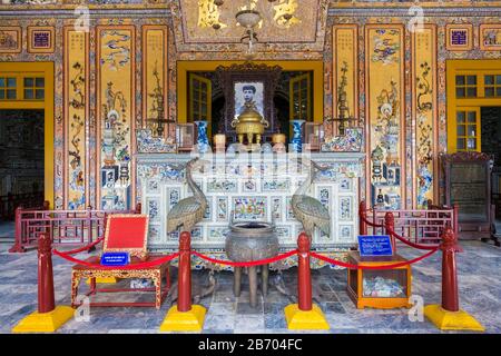 Interno Della Tomba Di Khai Dinh (Lang Khai Dinh), Distretto Huong Thuy, Provincia Di Thua Thien-Hue, Vietnam Foto Stock