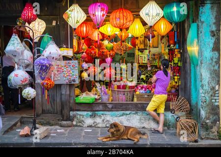 Negozio che vende lanterne di seta in Hoi An, provincia di Quang Nam, Vietnam Foto Stock