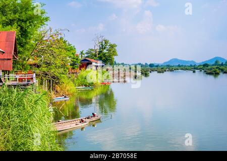 Edifici Lungo Il Fiume Mekong A Don Det, Si Phan Don (Quattromila Isole), La Provincia Di Champasak, Laos Foto Stock