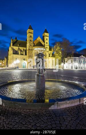 Paesi Bassi, Limburg, Maastricht. Sint Servaasbasiliek (Basilica di San Servatius) su piazza Vrijthof al crepuscolo. Foto Stock