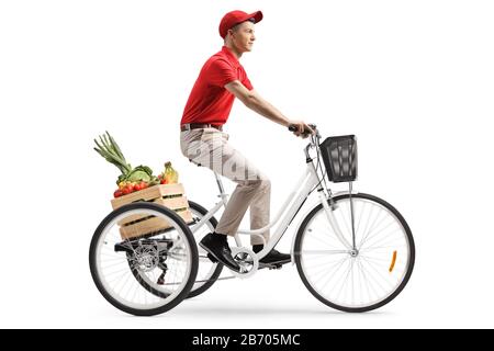 Tipo di consegna a cavallo di un triciclo con una cassa di frutta e verdura isolato su sfondo bianco Foto Stock