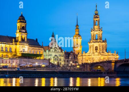 In Germania, in Sassonia, Dresden Altstadt (Città Vecchia). Lo skyline di Dresda, edifici storici lungo il fiume Elba di notte. Foto Stock