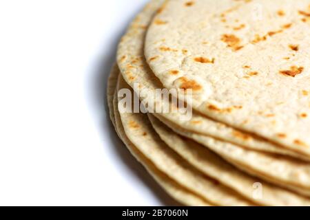 Stack di tortillas di mais fresco su bianco Foto Stock