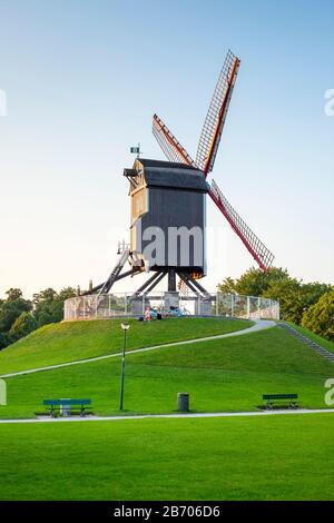 Belgio Fiandre Occidentali (Vlaanderen), Bruges (Brugge). Mulino Sint-Janshuis (Sint-Janshuismolen) mulino a vento sul Kruisvest park. Foto Stock